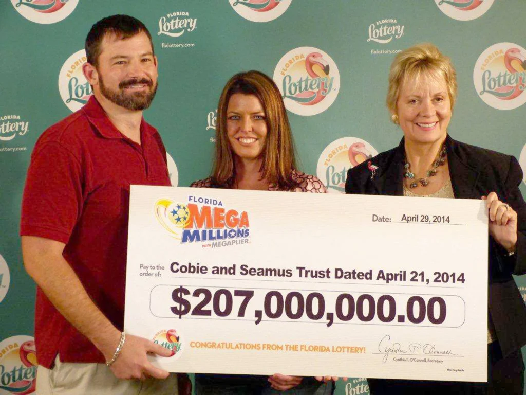 Casal comemorando prêmio da Mega Millions